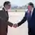 Predsjednik Srbije Aleksandar Vučić i predsjednik RS-a Milorad Dodik se rukuju