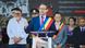 Bărbat în costum albastru înfăşurat cu o eşarfă tricoloră. Dominic Fritz Bărbat în costum albastru înfăşurat cu o eşarfă tricoloră. Dominic Fritz