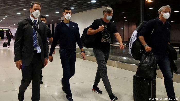 Djokovic en el aeropuerto de Melbourne, poco antes de abandonar Australia.