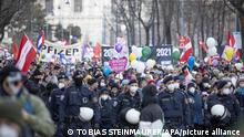 ABD0221_20220115 - WIEN - ÖSTERREICH: Eine Demonstration gegen Corona-Maßnahmen am Samstag, 15. Jänner 2022 in Wien. - FOTO: APA/TOBIAS STEINMAURER - 20220115_PD10589