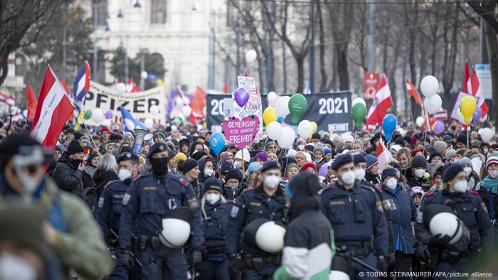 Manifestación contra la vacunación obligatoria y las medidas por la pandemia en Viena el pasado sábado.