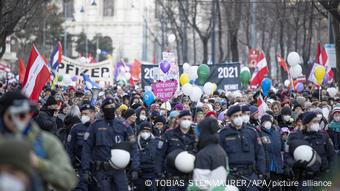 Διαδηλώσεις στη Βιέννη κατά του υποχρεωτικού εμβολιασμού