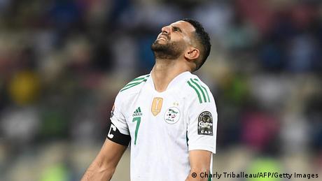 قائد منتخب الجزائر رياض محرز بعد ركلة حرة ضائعة في مباراة غينيا الاستوائية (16/1/2022)