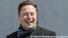 Elon Musk, Tesla-Chef, steht bei einem Pressetermin auf dem Gelände der Tesla Gigafactory. In Grünheide bei Berlin sollen ab Ende 2021 die ersten Fahrzeuge vom Band rollen. Das US-Unternehmen will hier jährlich rund 500.000 Exemplare der kompakten Reihen Model 3 und Model Y bauen.