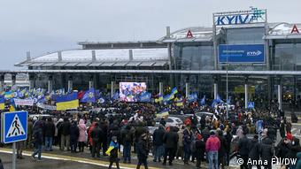 Сторонники Порошенко перед зданием аэропорта, 17 января 2022 года