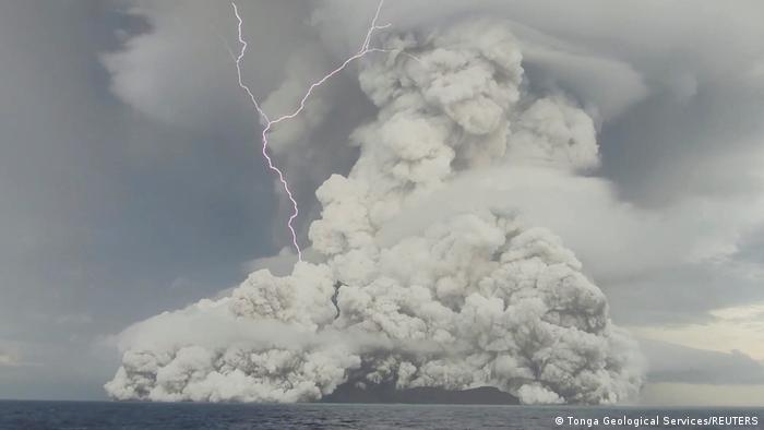 Una enorme nube de ceniza ascendió del mar tras la erupción volcánica.