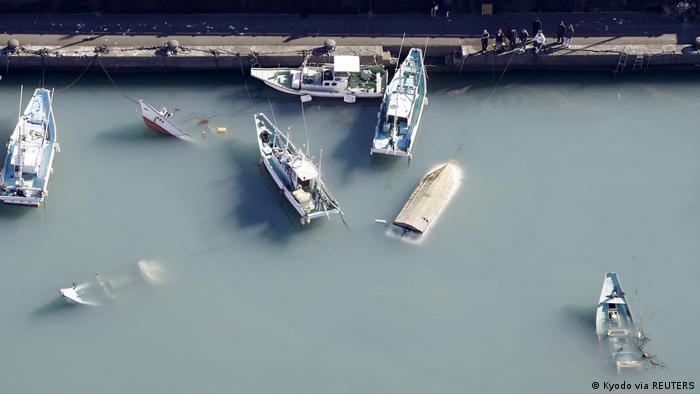 In der japanischen Präfektur Kochi in Muroto sind Boote im Hafen gekentert