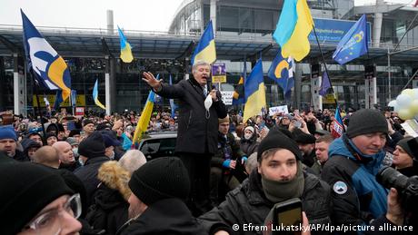 Петро Порошенко звертається до своїх прибічників після прибуття в Україну 17 січня