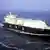 Ein LNG-Tanker fährt auf dem Meer