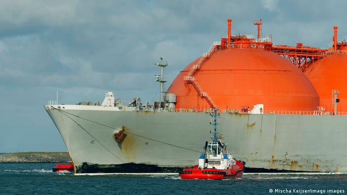 LNG tanker uplovljava u Rotterdam