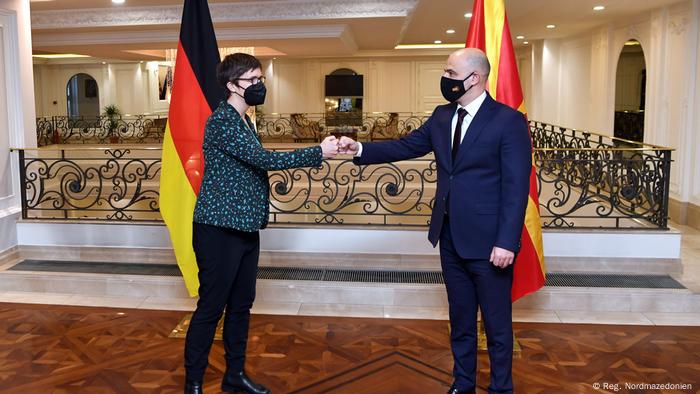 Ministrja gjermane e shtetit, Anna Lührmann, duke u takuar në Shkup me kryeministrin e Maqedonisë së Veriut, Dimitar Kovaçevski. 