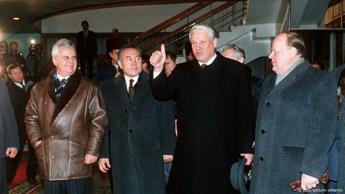 През декември 1991-а Украйна, Русия и Беларус подписват разпадането на СССР. Москва явно разчита да запази влиянието си в рамките на Общността на независимите държави и чрез доставки на евтин газ. Но не се случва така. Русия и Беларус създават държави съюзници, а Украйна все по-често започва да насочва погледа си на запад. На снимката: Л. Кравчук, Н. Назарбаев, Б. Елцин и Ст. Шушкевич.