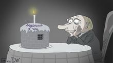 Karikatur von Sergey Elkin darf nur auf DW-Seiten veröffentlicht werden. Copyright: Sergey Elkin. Thema: Alexej Nawalny ist seit einem Jahr im Gefängnis. Auf einem Tischt sitzt Wladimir Putin und feiert mit einem Kuchen, welcher ein vergittertes Fenster hat, den ersten Jahrestag seit der Verhaftung Alexej Nawalnys. Auf dem Kuchen steht eine Kerze, die Überschrift: Nawalny 1 Jahr. 