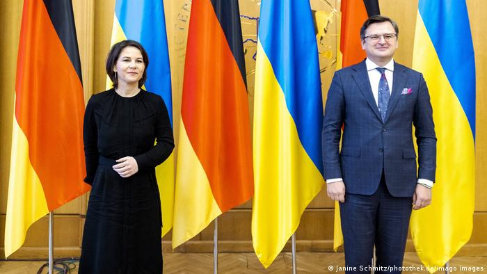 Annalena Baerbock, ministra alemana de Exteriores, se reunió con su homólogo ucraniano, Dmitro Kuleba. (17.01.2022).