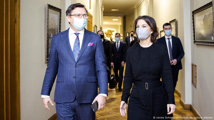 Annalena Baerbock (der.), ministra alemana de Relaciones Exteriores junto a su homólogo ucraniano, Dmytro Kuleba. 