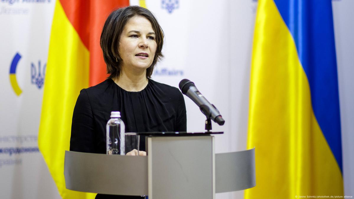 Глава МИД ФРГ заявила о безоговорочной поддержке Украины – DW – 07.02.2022