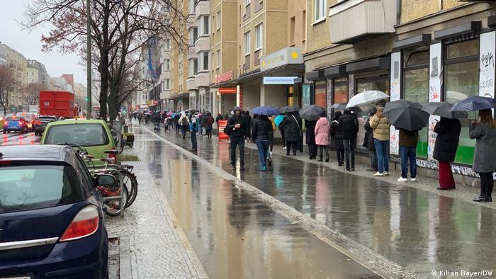 Długa kolejka do punktu testów w berlińskiej dzielnicy Friedrichshain 