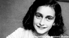 Anne Frank Remembered, Großbritannien/USA/Niederlande 1995, Regie: Jon Blair, Dokumentation: Anne Frank sitzt vor ihrem Tagebuch.