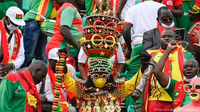 Kreative Fans aus Burkina Faso füllen das Stadion