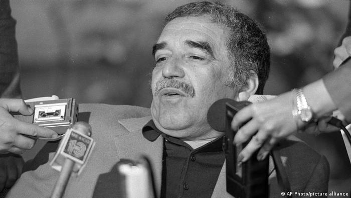 Gabriel García Márquez es entrevistado en su casa de Colombia tras ser anunciado como ganador del Premio Nobel de Literatura en 1982. 