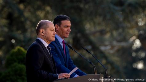 Sosyal demokrat iki lider: Almanya Başkanı Olaf Scholz ile İspanyol mevkidaşı Pedro Sánchez. 