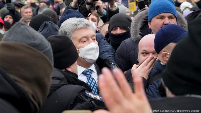 У київському аеропорту Жуляни Порошенка зустрічали його прихильники
