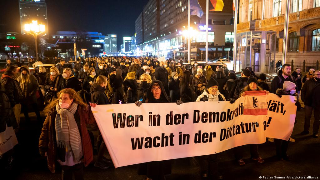 Over 70,000 attend German protests against COVID measures | News | DW |  18.01.2022