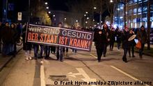 17.01.2022 | Demonstranten gehen bei einem Protest gegen Corona-Maßnahmen in Rostock.