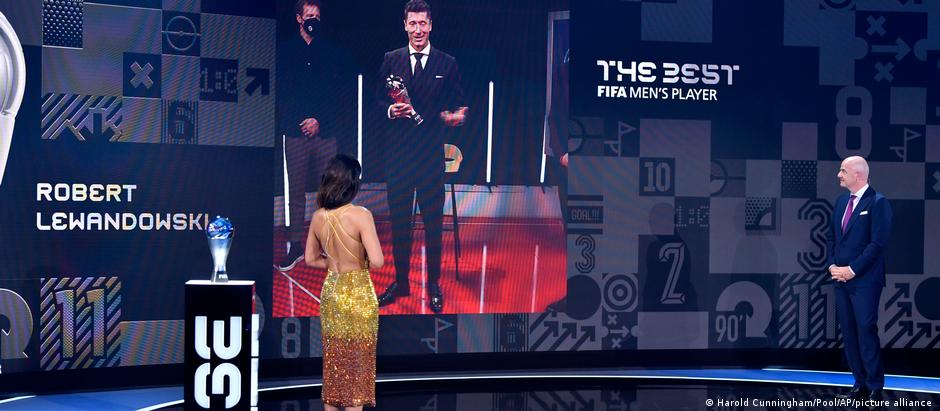 Robert Lewandowski recebe o prêmio de melhor jogador do mundo da Fifa pela temporada 2021