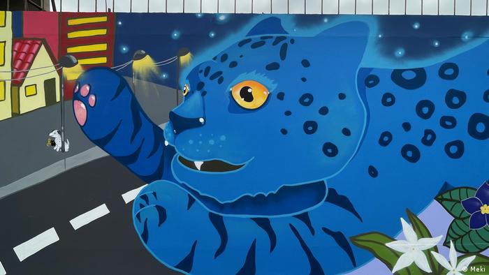 Grafiti de un enorme felino azul