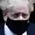 Primeiro-ministro britânico, Boris Johnson, de máscara sanitária preta