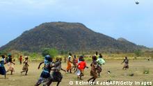 Kamerun Minawao | Kinder spielen in Flüchtlingslager Fußball 