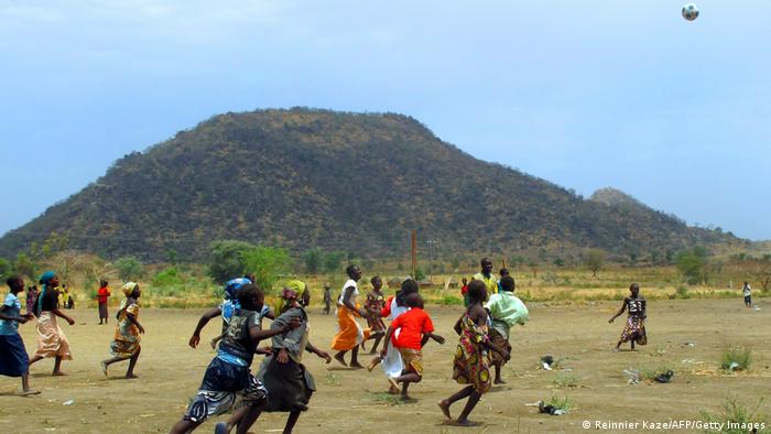 Kinder spielen im Flüchtlingslager Minawao in Kamerun Fußball 