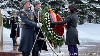 Η Μπέρμποκ καταθέτει στεφάνι στο Μνημείο του Άγνωστου Στρατιώτη στη Μόσχα