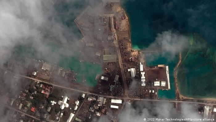 Tonga | Satellitenaufnahme Aschebedeckter Hafen nach Vulkanausbruch