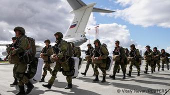 Arşiv - Rusya ve Belarus Silahlı Kuvvetleri'ne mensup askerlerin ortak tatbikatına katılan Rus paraşütçüler (Kaliningrad - 13.09.2021)