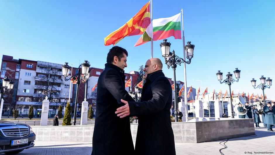 Bugarski premijer Kiril Petkov (levo) 18. januara 2022. u Skoplju sa makedonskim kolegom Dimitrom Kovačevskim