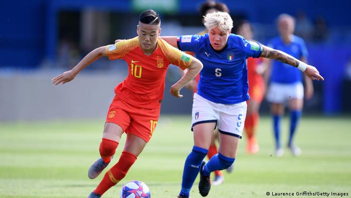 Китайская футболистка Ли Ин во время игры против команды Италии