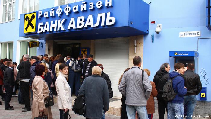 Menschenschlange vor einem Geldautomaten der Raiffeisen Bank in Simferopol, Krim