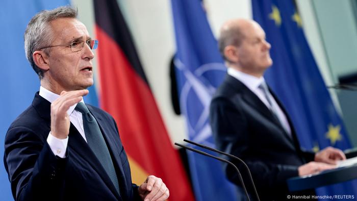 El secretario general de la OTAN, Jens Stoltenberg (izquierda en la foto) en rueda de prensa con el canciller de Alemania, Olaf Scholz