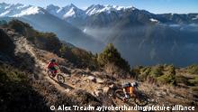 Mountain biking along a Enduro style single track trail in the Nepal Himalayas near the Langtang region, Nepal, Asia || Modellfreigabe vorhanden