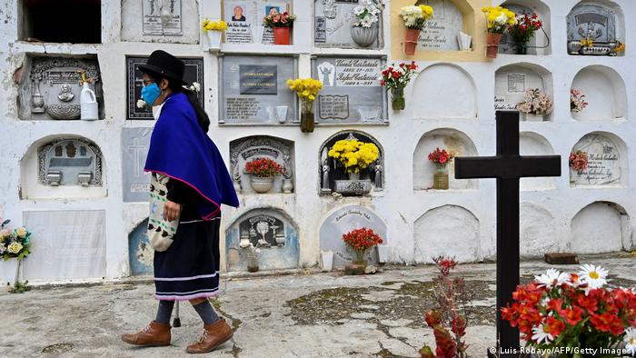 Un indígena paez de Colombia visita el cementerio de Silvia, Colombia
