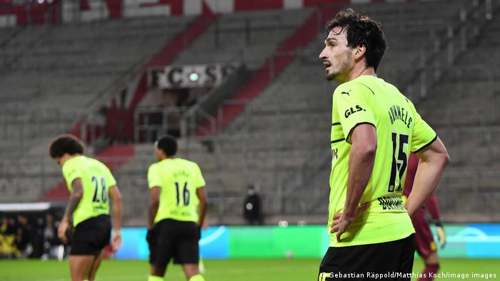 Mats Hummels and other Borussia Dortmund players react to conceding a second goal against St Pauli