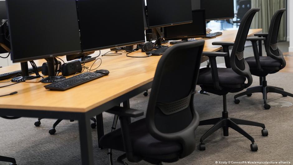 Taking office chair home in pandemic not a sacking offense, labor court rules | News | DW - Vimarsana News