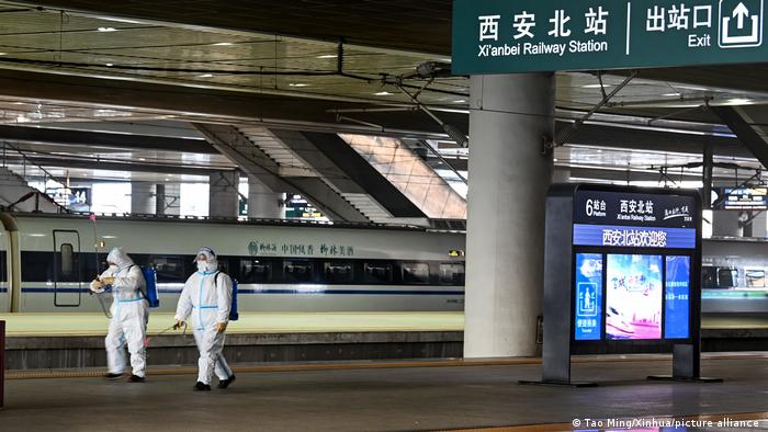 China Xi'an | Desinfizierung am Bahnhof