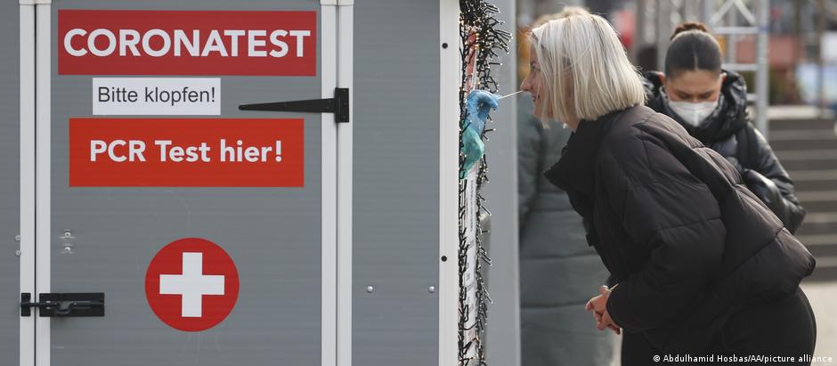 Em meio aos quase 250 mil novos casos registrados nas últimas 24 horas, Alemanha debate o relaxamento de restrições