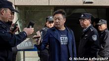 ARCHIVBILD 2019****(FILES) This file photo taken on October 31, 2019 shows lawyer Xie Yang (C) talking with security personnel outside the Xuzhou Intermediate People’s Court in Xuzhou. - Xie, a human rights lawyer, has been detained by police in central China on suspicion of inciting state subversion, according to an official notice dated January 17, 2022 obtained by his wife, after speaking out in defence of a local teacher. (Photo by NICOLAS ASFOURI / AFP)