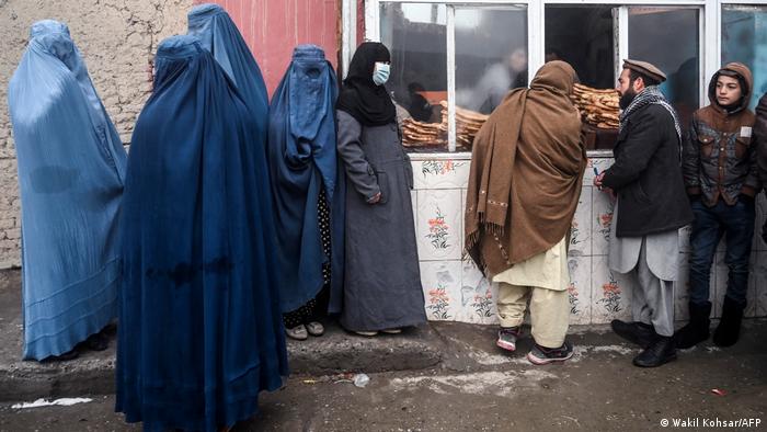 روز شنبه برنامه‌ای با یک ابتکار شخصی برای توزیع نان خشک به مردم فقیر در کابل راه اندازی شد. این بخشی از کمپاین «نجات افغان‌ها از گرسنگی» است که توسط یک پروفیسور دانشگاه کابل راه اندازی شده است.