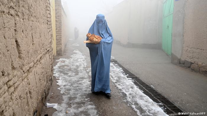 مهاجره صبح زود هر روز در هوای زیر صفر به این نانوایی در شهر کابل می‌رود و انتظار می‌کشد تا نوبت‌اش برسد و نام کمکی دریافت کند. او که مادر دو فرزند است می‌گوید: «اگر از اینجا نان به دست نیاورم، ما گرسنه می‌خوابیم.»
