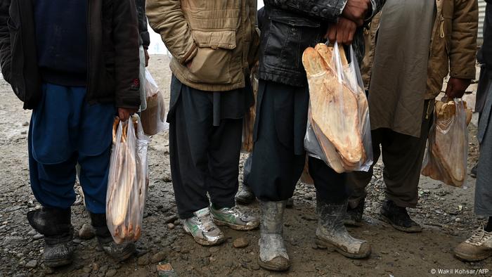 Afghanistan Kabul | Wirtschaftskrise | Schlange für kostenloses Brot